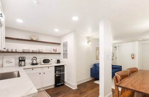 Central Business District Bed & Breakfast | The Hudson: Cool Art Filled Suite near FQ with Pkg