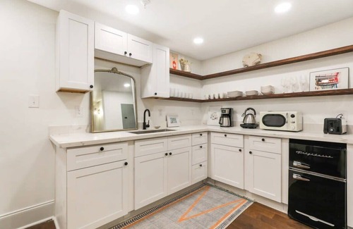 Central Business District Bed & Breakfast | The Hudson: Cool Art Filled Suite near FQ with Pkg