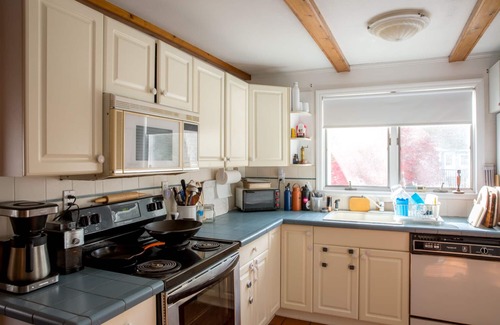 Mellenville House | The Hudson Escape – Pool, Hot Tub, & 13 private acres of fun!