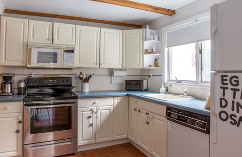Mellenville House | The Hudson Escape – Pool, Hot Tub, & 13 private acres of fun!