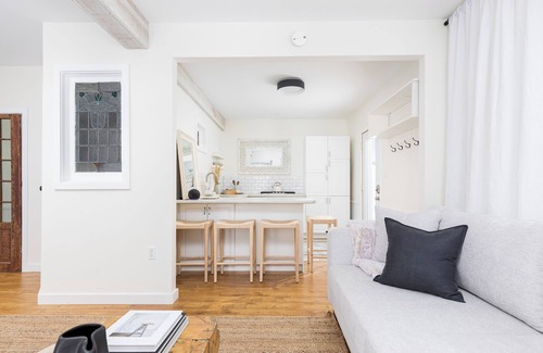 Wellington House | The Hudson Guest House | Waterfront with Hot Tub