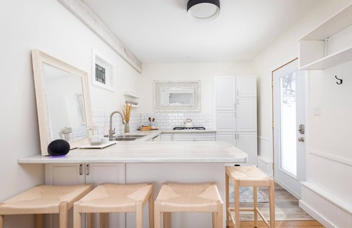 Wellington House | The Hudson Guest House | Waterfront with Hot Tub