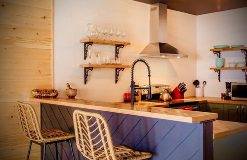 Gravenhurst Apartment | The Hudson Loft | Hot Tub, Fire Pit + Spa | Muskoka