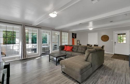 Huntsville House | The Huge Home I Next 2 SHSU I Sleeps 16 I PingPong