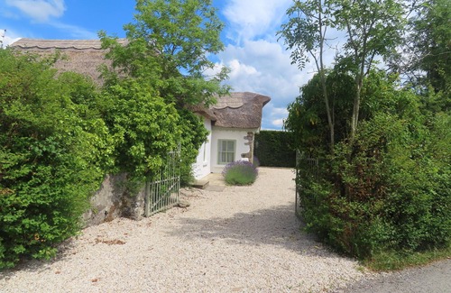Woodford Cottage | THE HUMBLE DAISY, pet friendly in Woodford, County Galway