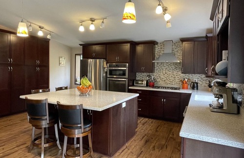 Cathcart House | The Hummingbird House- Wineries & Hot tub!