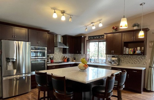 Cathcart House | The Hummingbird House- Wineries & Hot tub!