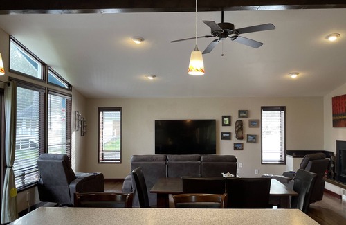 Cathcart House | The Hummingbird House- Wineries & Hot tub!