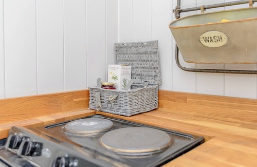 Alderbury Cottage | The Hut at Hole Farm