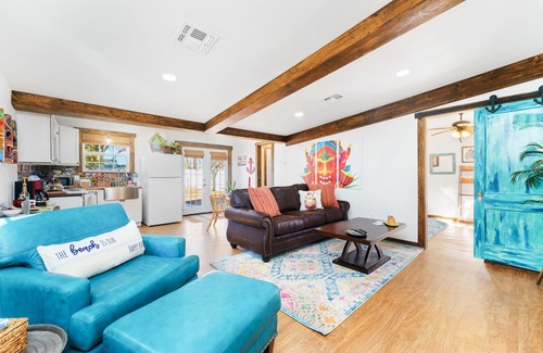 Heart of Lubbock House | The Hut - Lubbock, TX with an Island Flair!