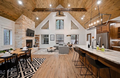 Pickens Cabin | The Hygge House- Lux w/Dual Shower, Soak Tub & Spa