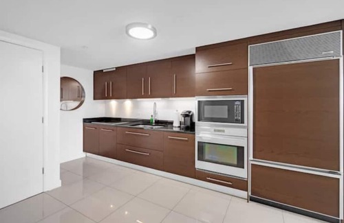 Downtown Miami Apartment | The Icon W Brickell 31st Flr | Pool & Bay Views
