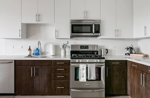 Carthay Circle Condo | The Industrial Suite