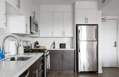 Carthay Circle Condo | The Industrial Suite