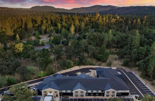 Oakhurst Hotel | The Inelle, Oakhurst Yosemite, a Tribute Portfolio Hotel