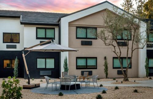 Oakhurst Hotel | The Inelle, Oakhurst Yosemite, a Tribute Portfolio Hotel