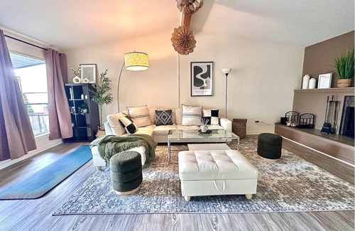 Northwest Bellevue Apartment | The Infinite Fountain Side Close to BellevueSquare