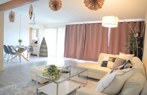 Northwest Bellevue Apartment | The Infinite Fountain Side Close to BellevueSquare