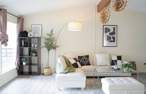 Northwest Bellevue Apartment | The Infinite Fountain Side Close to BellevueSquare