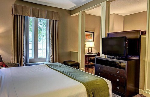 Wallace Hotel | The Inn at River Landing