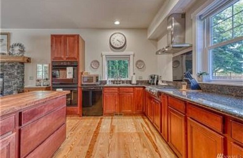 Steilacoom House | The Inn at Saltar’s Point Suite 3 (2 bed 1 bath)