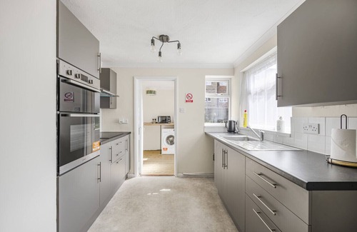 Ipswich House | The Ipswich Snug Spacious 3BR Retreat FREE Parking