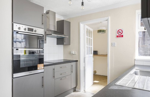 Ipswich House | The Ipswich Snug Spacious 3BR Retreat FREE Parking