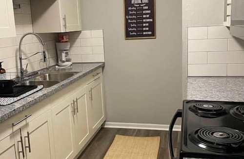 Hamilton Apartment | The Irene - Entire 2 Bedroom Apt in Quilt Town, USA