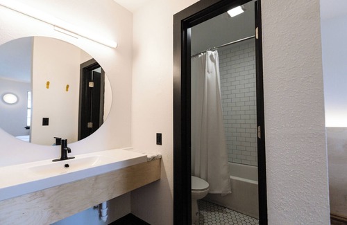 Berry Hill Hotel | The Iris Motel - Queen Room