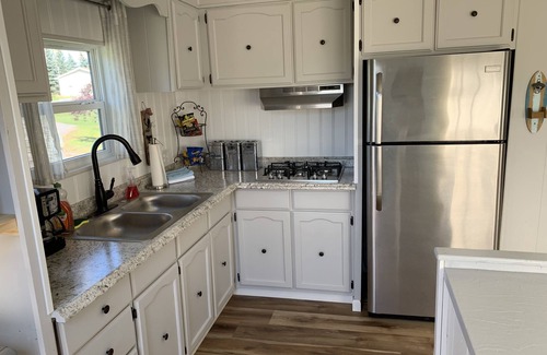 Frontenac Cottage | The Island Bay Waterfront cottage