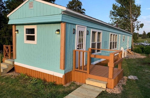 Frontenac Cottage | The Island Bay Waterfront cottage