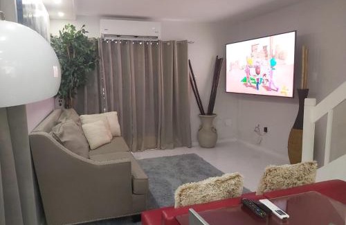 West Gate Hills Apartment | The Island Flat Villa - Near Airport & Beach