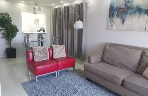 West Gate Hills Apartment | The Island Flat Villa - Near Airport & Beach