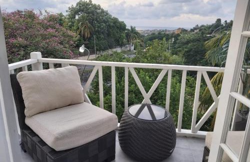 West Gate Hills Apartment | The Island Flat Villa - Near Airport & Beach