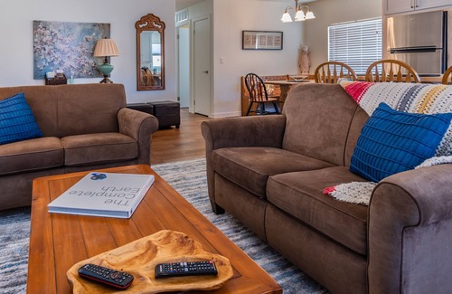 Bradley House | The J's Nest Cottage - Quiet Country Cottage with Mountain Views!