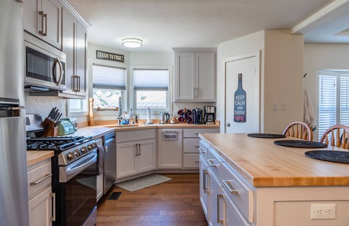 Bradley House | The J's Nest Cottage - Quiet Country Cottage with Mountain Views!