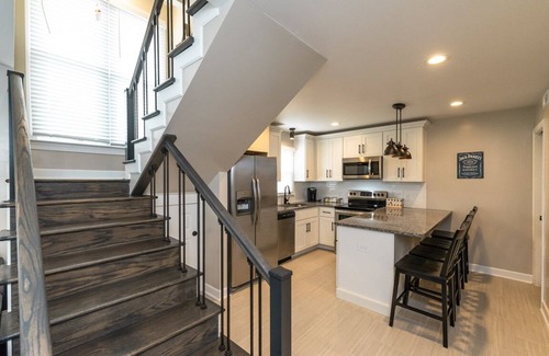 Hillsboro West End Condo | The Jackson★Walk around Hillsboro Village★Free Parking, 9 mins to downtown!