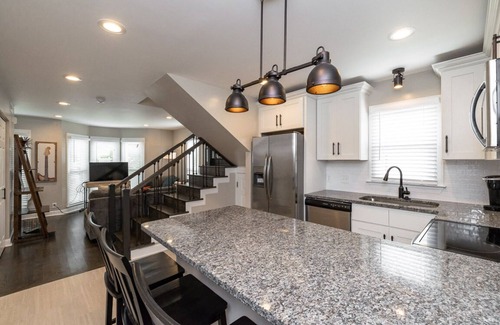 Hillsboro West End Condo | The Jackson★Walk around Hillsboro Village★Free Parking, 9 mins to downtown!