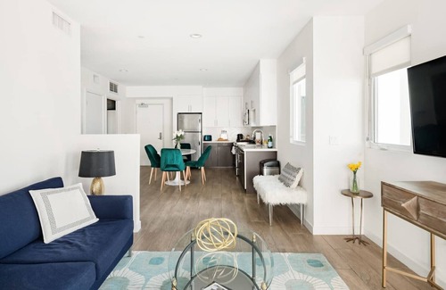Carthay Circle Condo | The James Bond Suite