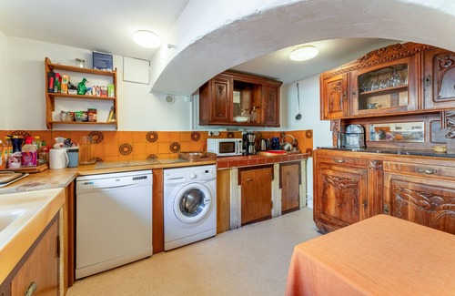 Collias Apartment | The Jasmin suite has a shared swimming pool, Wi-Fi and air conditioning