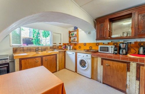 Collias Apartment | The Jasmin suite has a shared swimming pool, Wi-Fi and air conditioning