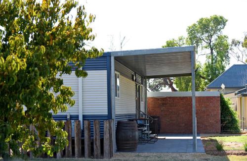 Barmera House | The Jetty Hut - Lake Frontage Barmera Riverland