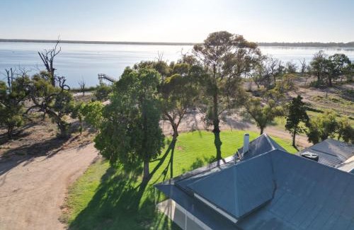 Barmera House | The Jetty Hut - Lake Frontage Barmera Riverland