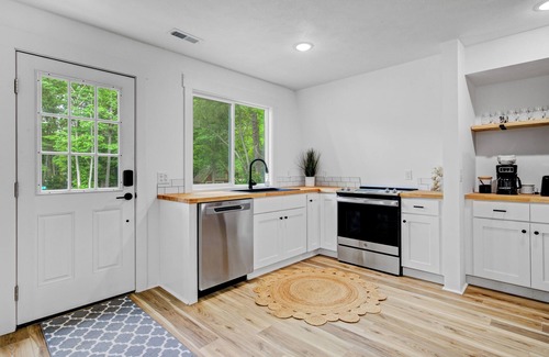 Newaygo Apartment | The Jetty Upper Rooms Getaway on Croton Dam Pond.
