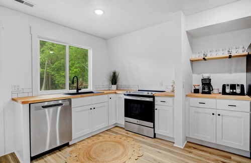Newaygo Apartment | The Jetty Upper Rooms Getaway on Croton Dam Pond.