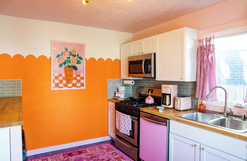Windsor Park House | The Jewel Box—Historic Tiny Home by Bottleworks—Walk to Mass Ave Indianapolis