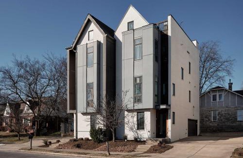 East Hill House | The Johnny - Stylish Nashville Home With Rooftop Lounge