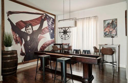 East Hill House | The Johnny - Stylish Nashville Home With Rooftop Lounge