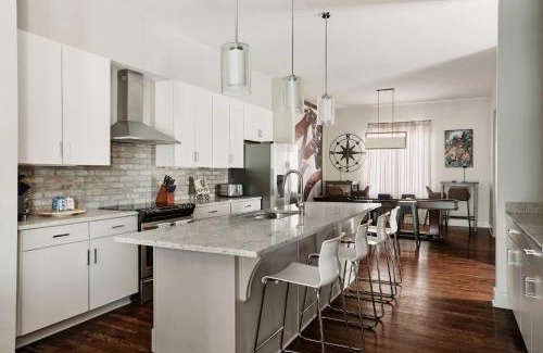 East Hill House | The Johnny - Stylish Nashville Home With Rooftop Lounge