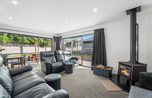 Lowburn House | The Jolly Inn - Cromwell Holiday Home